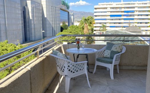 Fantastic Apartment in the Heart of Puerto Banús: 2 Bed -2 Bath – Built 107m2 – Terrace 39m2 -Garage 16m2- Gym – Paddle- Pool