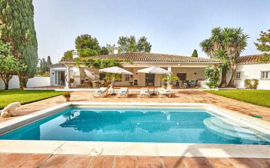 Andalusian Style Villa in the famous urbanization of Guadalmina, Marbella – Gran Villa estilo Andaluz en la afamada urbanización de Guadalmina, de Marbella –