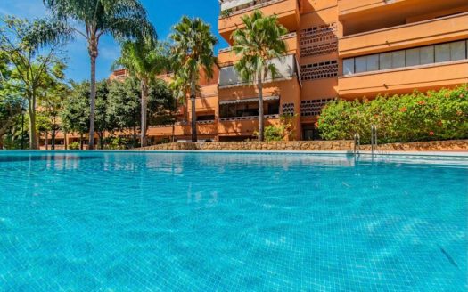 Comfortable Duplex Apartment in The Golden Mile, in front of the Guadalpin Hotel in Marbella City. Confortable Apartamento Duplex en La Milla de Oro, frente al Hotel Guadalpin en Marbella Ciudad.