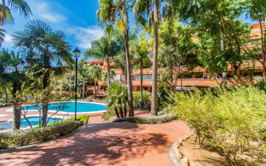 Comfortable Duplex Apartment in The Golden Mile, in front of the Guadalpin Hotel in Marbella City. Confortable Apartamento Duplex en La Milla de Oro, frente al Hotel Guadalpin en Marbella Ciudad.