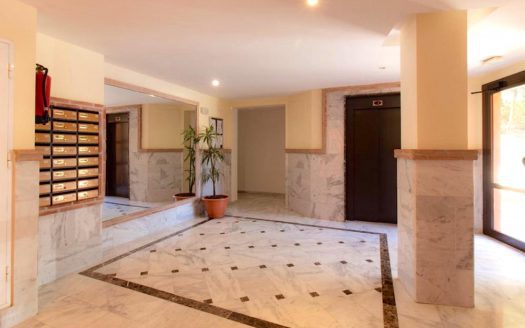 Comfortable Duplex Apartment in The Golden Mile, in front of the Guadalpin Hotel in Marbella City. Confortable Apartamento Duplex en La Milla de Oro, frente al Hotel Guadalpin en Marbella Ciudad.