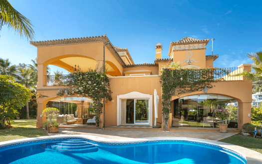 This Classic Mediterranean style Villa located in a privileged location with panoramic views is waiting for you! Esta Villa de estilo Mediterráneo Clásico se encuentra en una locación privilegiada con vistas panorámicas y espera a por tu visita!