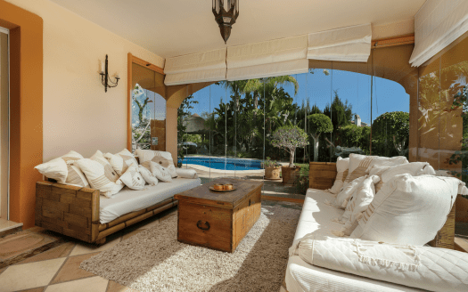 This Classic Mediterranean style Villa located in a privileged location with panoramic views is waiting for you! Esta Villa de estilo Mediterráneo Clásico se encuentra en una locación privilegiada con vistas panorámicas y espera a por tu visita!