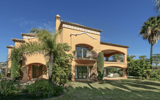 This Classic Mediterranean style Villa located in a privileged location with panoramic views is waiting for you! Esta Villa de estilo Mediterráneo Clásico se encuentra en una locación privilegiada con vistas panorámicas y espera a por tu visita!