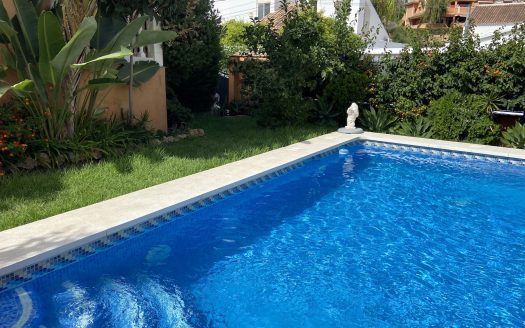 Excellent opportunity for investors or family that needs large spaces – Excelente oportunidad para inversores o familia que necesite grandes espacios