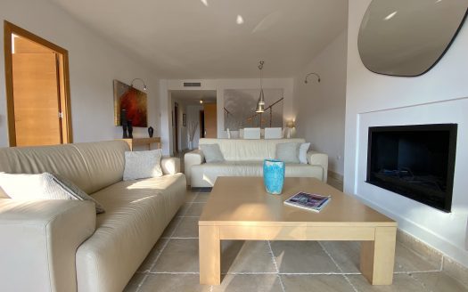 THE PERFECT INVESTMENT with Mediterranean views in a sought after location in the prestigious community of FOUR SEASONS, Los Flamingos. LA INVERSIÓN PERFECTA en una casa o alquiler vacacional con vistas al Mediterraneo